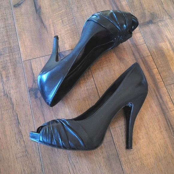 Gianni Bini Black Leather Peep Toe Stilletto Heels - Picture 3 of 5